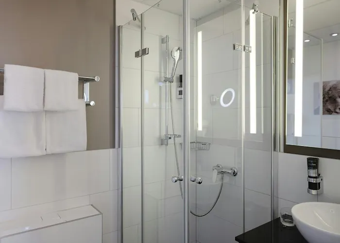 Leonardo Center מלון